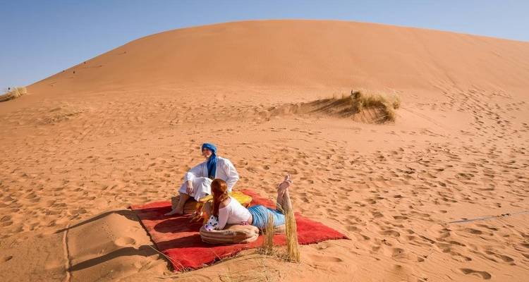 Desierto de Merzouga Marruecos ruta en camello por las dunas de Erg Chebbi al atardecer