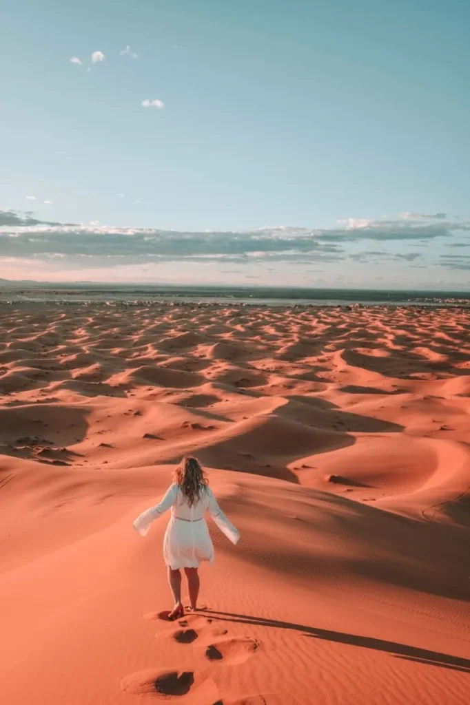 Nochevieja en Marruecos dunas del Sáhara cerca de Merzouga al atardecer