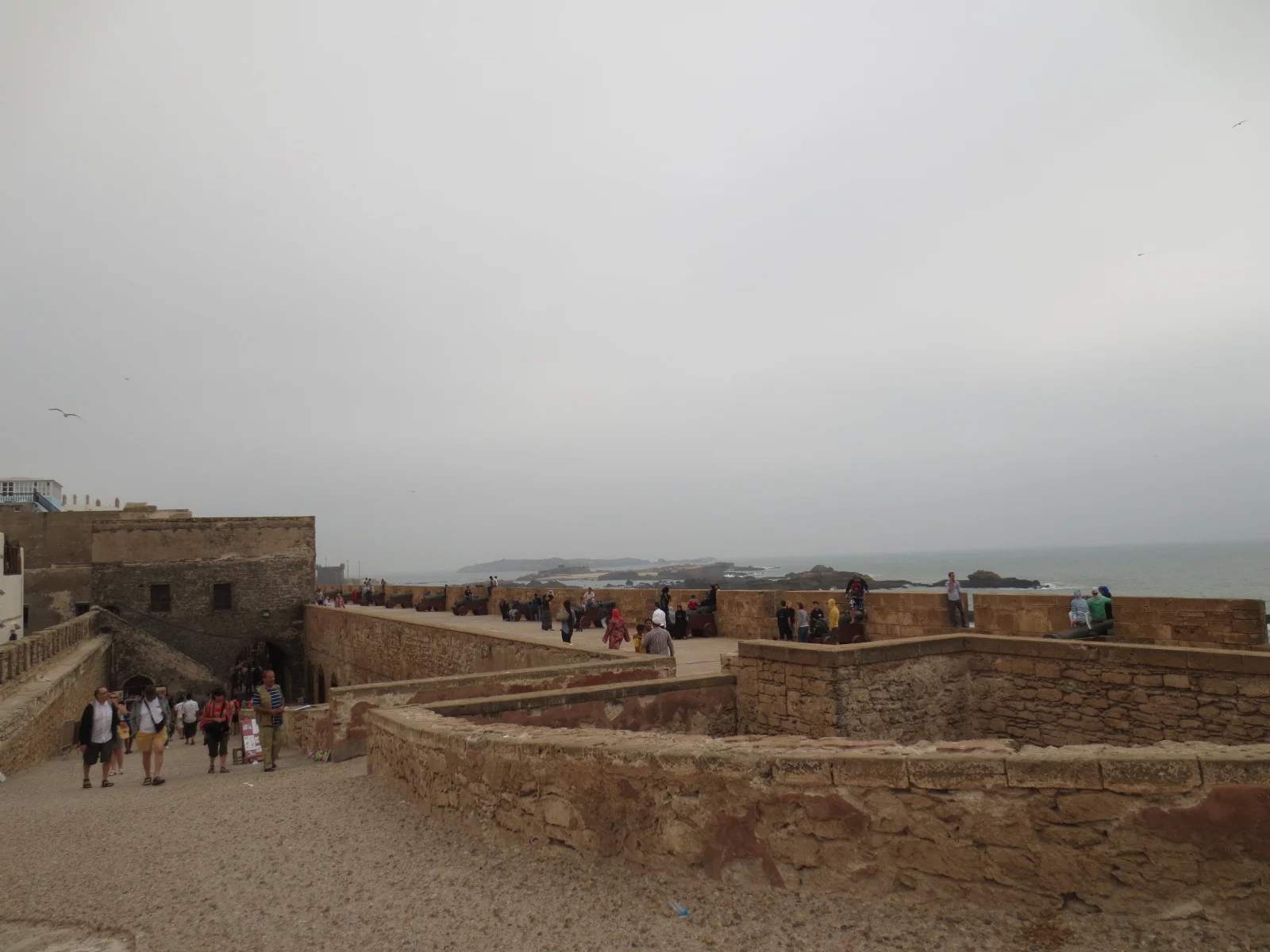 Ramparts of Essaouira by the ocean - Marrakech to Essaouira | Murallas de Essaouira junto al océano - de Marrakech a Essaouira